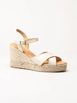 Alberville - Beige kilklackade sandaletter i skinn