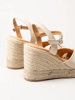 Alberville - Beige kilklackade sandaletter i skinn