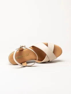 Alberville - Beige kilklackade sandaletter i skinn
