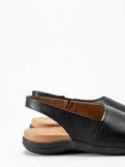 Andrea Conti - Svarta sandaler