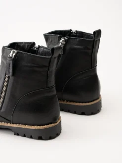 Charlotte of Sweden - Svarta boots i skinn