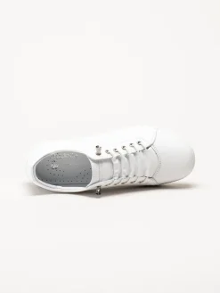 Charlotte of Sweden - Vita sneakers i skinn