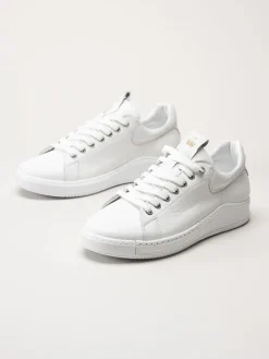 Charlotte of Sweden - Vita sneakers i skinn