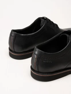 Clarks - Atticus LTLace G - Svarta skinnskor med snörning