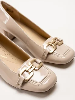 Clarks - Nyta45 Court D - Ljusbeige pumps i skinn-lack