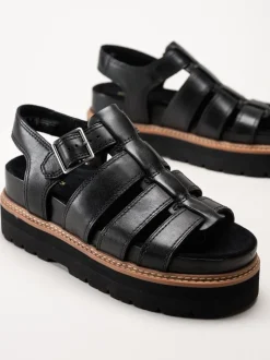 Clarks - Orianna Twist - Svarta platåsandaler i skinn