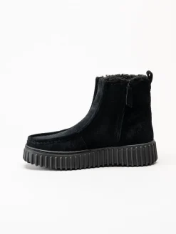 Clarks - Torhill Cozy - Svarta boots i mocka