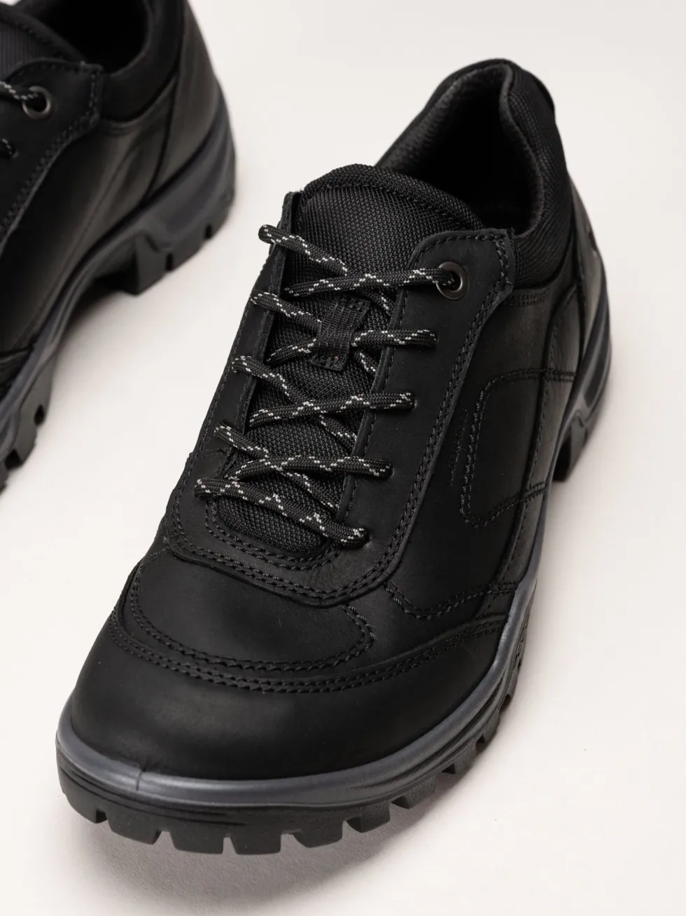 Ecco - Xpedition WP - Svarta promenadskor i oljad nubuck