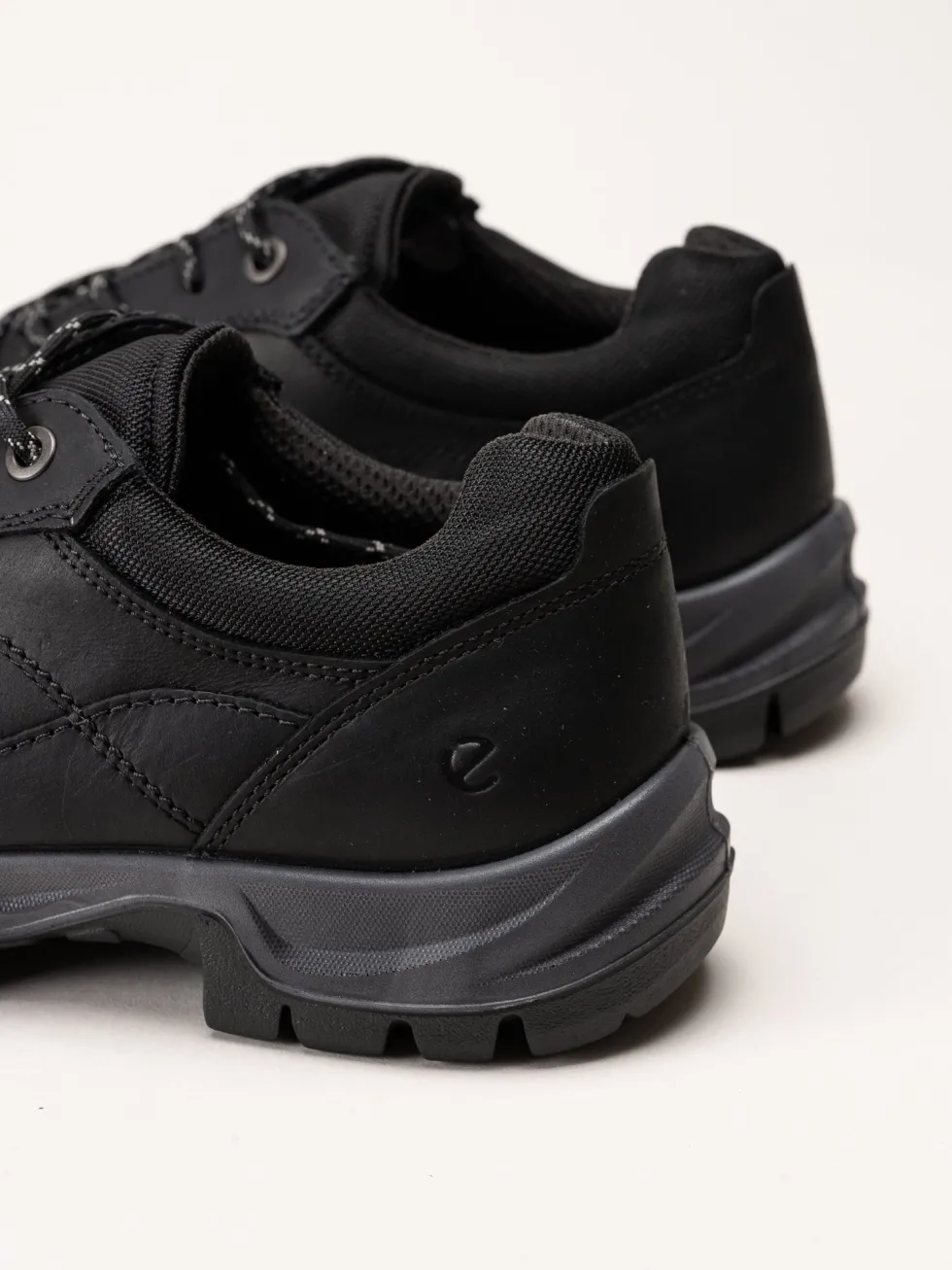 Ecco - Xpedition WP - Svarta promenadskor i oljad nubuck