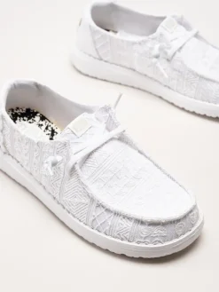Hey Dude - Wendy Crochet Lace - Vita tygskor med virkade spetsdetaljer