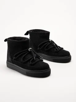 Inuikii - Classic Low - Svarta låga mocka boots