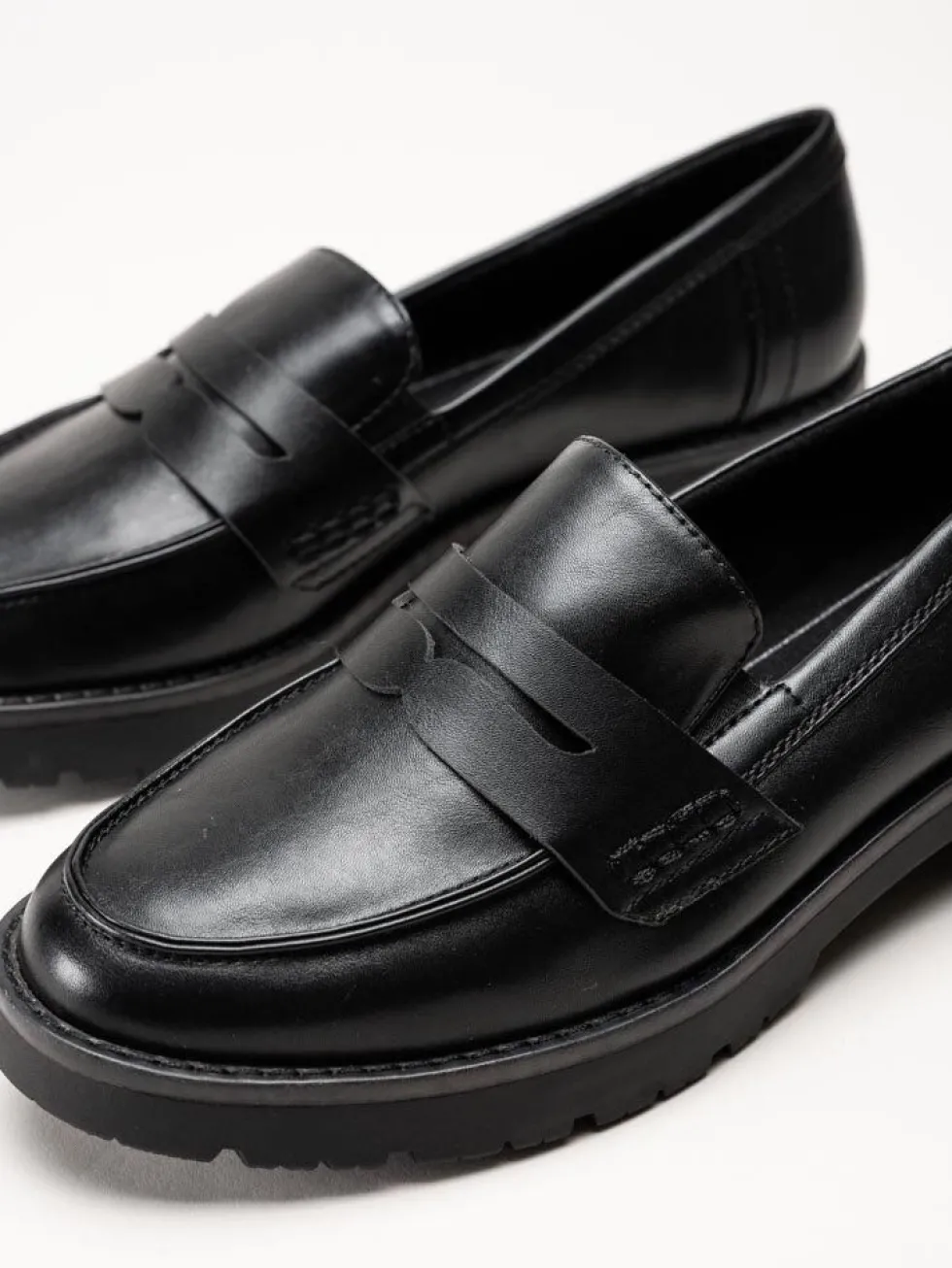 Jana - Svarta loafers i skinnimitation