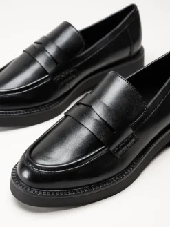 Marco Tozzi - Svarta loafers i skinnimitation