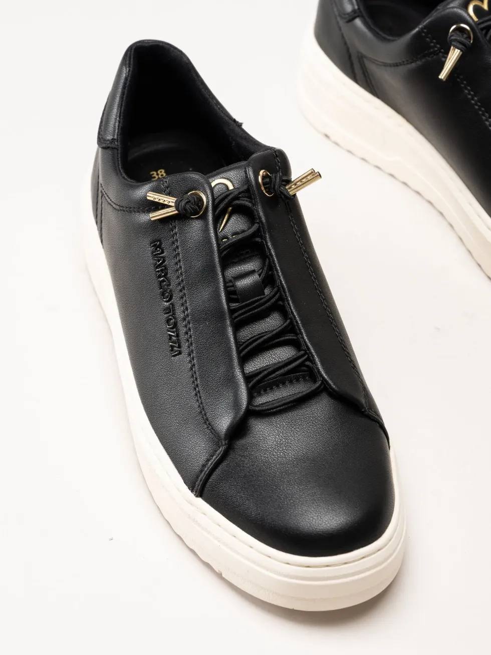Marco Tozzi - Svarta sneakers i skinnimitation