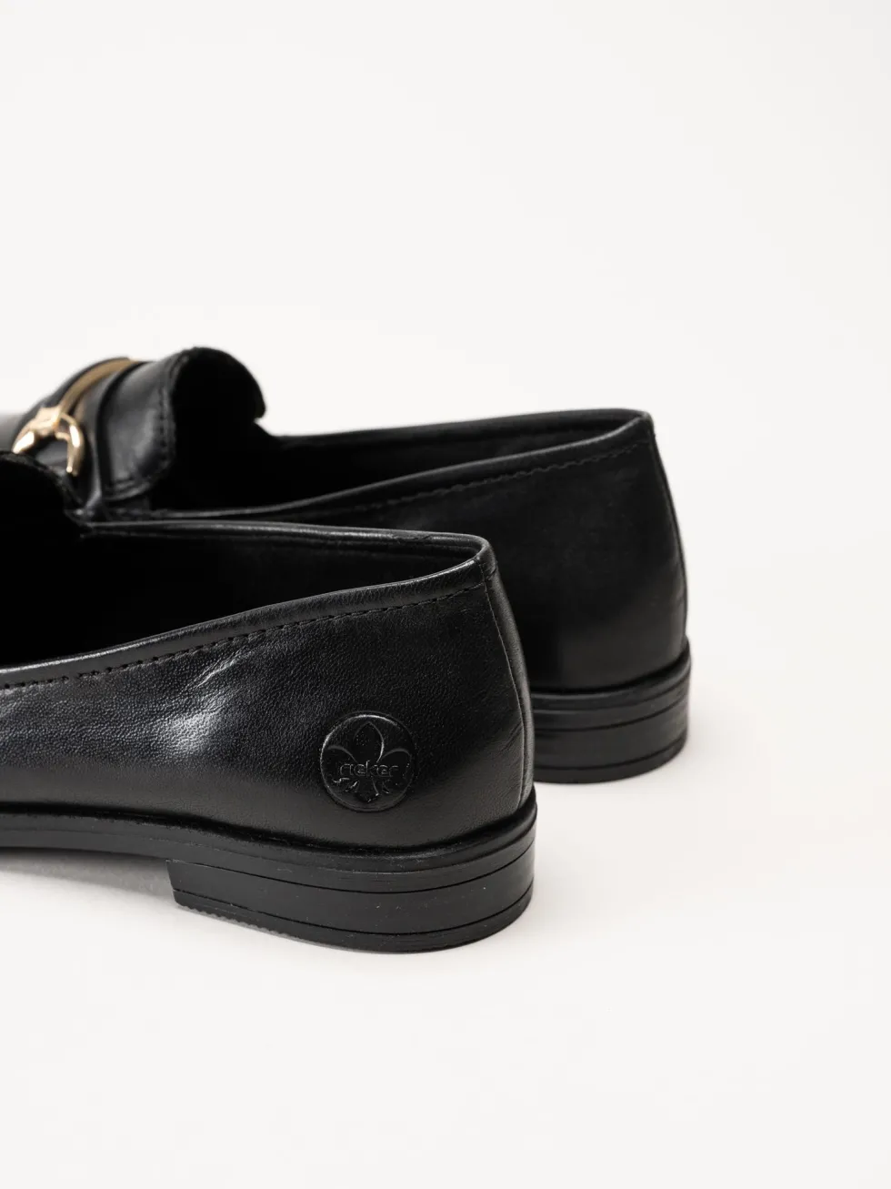 Rieker - Svarta loafers i skinn