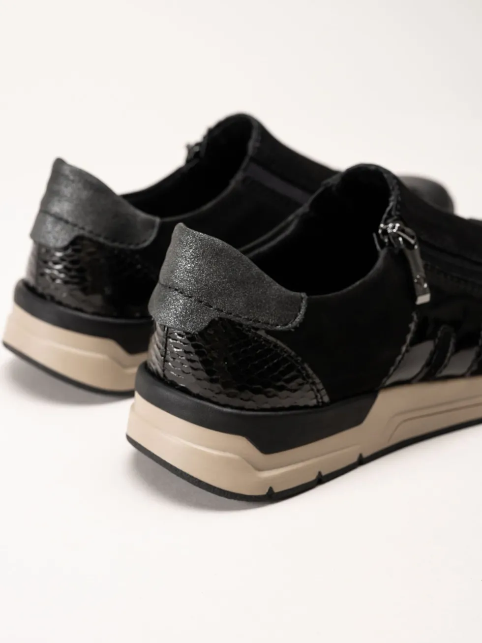 Rieker - Svarta promenadsneakers i nubuck och skinn