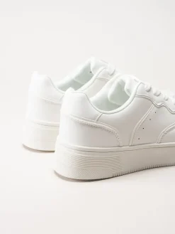 Rugged Gear - Vita sneakers i skinnimitation