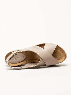 Sweeks - Selma Cross - Beige kilklackade sandaletter i skinn