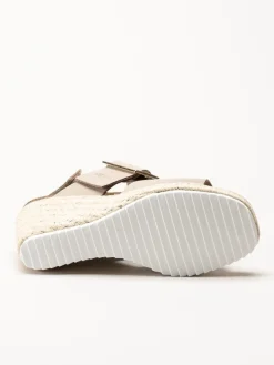 Sweeks - Tyra - Beige kilklackade sandaletter i skinn