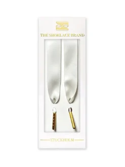The Shoelace Brand - White Silk 120cm - Vita skoband i satin med guldtipp