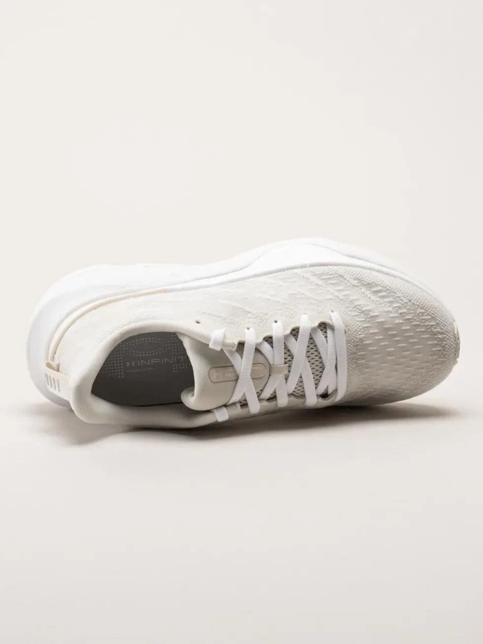 Under Armour - W Infinite Pro Cool Down - Off white löparskor i textil